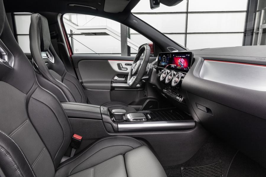 Интерьер Mercedes-AMG GLA35 4Matic (H247) 2020 года  (WW) (фото 32 из 48)